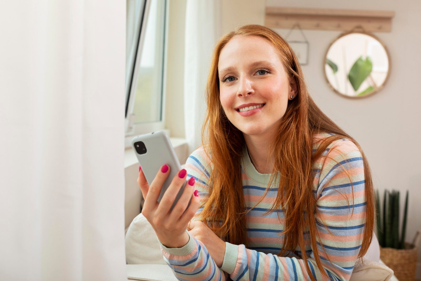 mujer-joven-y-hermosa-con-reunion-en-linea